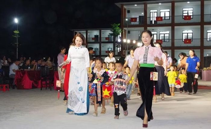 Các cháu học sinh tiểu học được các cô giáo dẫn đi rước đèn ông sao trong đêm Trung thu. (Ảnh: LÊ LAN)