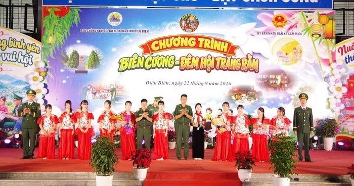 Các chú Bộ đội Biên phòng tỉnh Điện Biên trao quà, động viên học sinh, thiếu nhi xã Sam Mứn. (Ảnh: LÊ LAN)