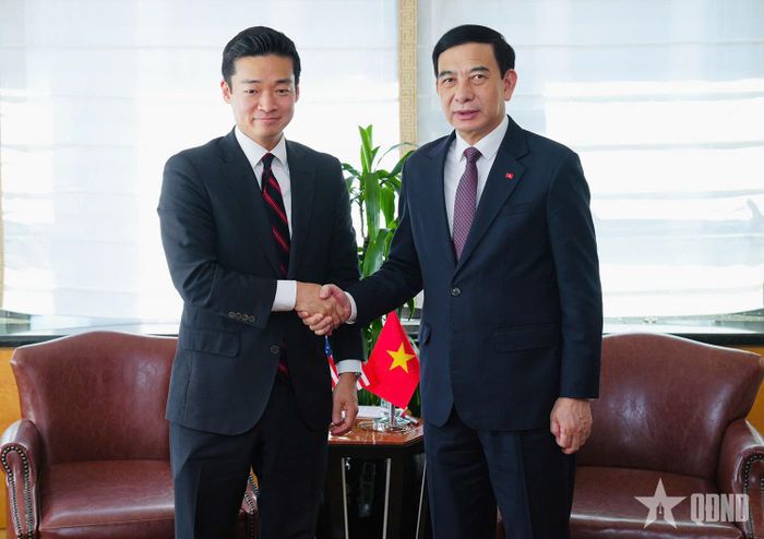 Đại tướng Phan Văn Giang và ngài John Noh, Trợ lý Bộ trưởng Bộ Chiến tranh Hoa Kỳ. 