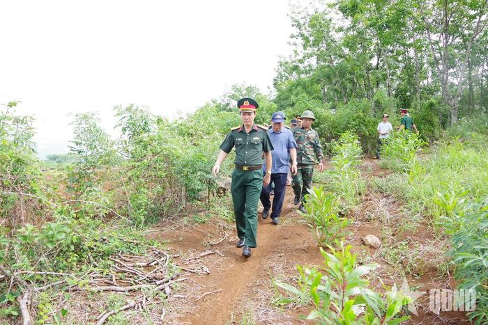 Lãnh đạo Quân khu 4, các cựu chiến binh, nhà nghiên cứu đi khảo sát thông tin mộ liệt sĩ tại khu vực Cồn Tiên. Ảnh: HOÀNG HẢI 
