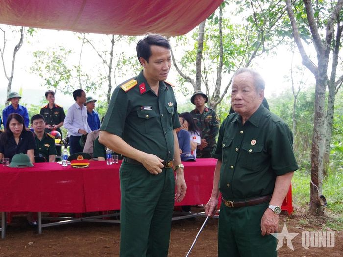 Cựu chiến binh kể lại những ký ức trong trận Cồn Tiên ngày 8-5-1967. Ảnh: XUÂN DIỆN 