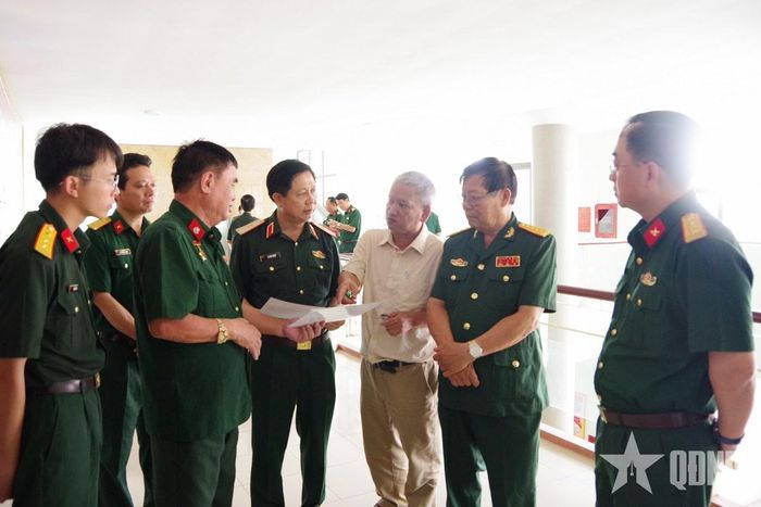 Lãnh đạo Quân khu 4, các cựu chiến binh, nhân chứng trao đổi tại Hội thảo xác minh, kết luận thông tin về liệt sĩ, mộ liệt sĩ tại khu vực Cồn Tiên, xã Cồn Tiên, tỉnh Quảng Trị, ngày 9-9-2026. Ảnh: XUÂN DIỆN 