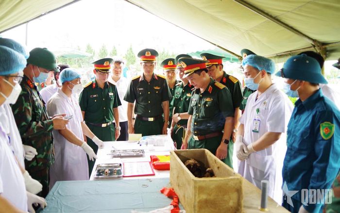  Lãnh đạo Quân khu 4 kiểm tra công tác khai quật, lấy mẫu hài cốt liệt sĩ tại Nghĩa trang Liệt sĩ Nghi Lộc (xã Đông Lộc, tỉnh Nghệ An).   