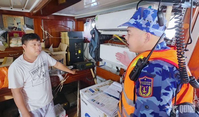  Lực lượng chức năng của Vùng Cảnh sát biển 4 kiểm tra các tàu cá trên biển. 