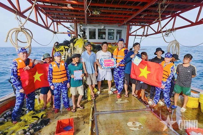 Cán bộ, chiến sĩ Cảnh sát biển Việt Nam tặng quà, động viên ngư dân yên tâm vươn khơi, bám biển. 