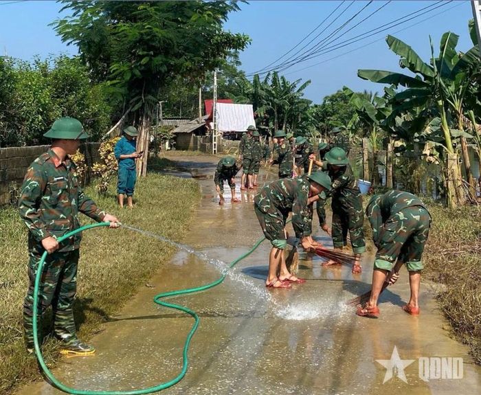 Bùn đất, rác thải được khẩn trương thu gom, trả lại sự sạch sẽ cho đường làng.