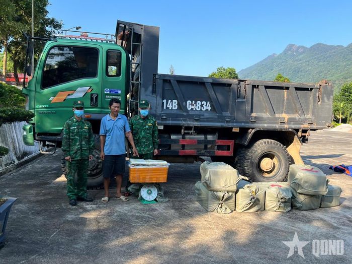 Ông Phùn Mằn Chắn cùng phương tiện và tang vật bị lực lượng Bộ đội Biên phòng phát hiện, thu giữ.