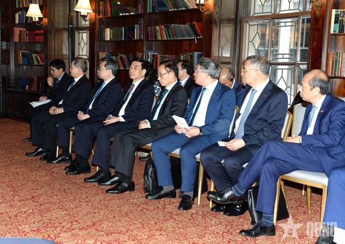  Đoàn đại biểu cấp cao Việt Nam tại buổi tiếp nhóm Hạ nghị sĩ Hoa Kỳ. 