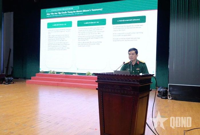 Giảng viên trình bày nội dung tại lớp tập huấn.