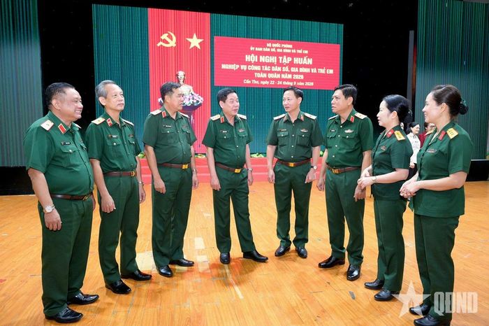 Thượng tướng Nguyễn Văn Gấu trao đổi với các đại biểu tại lớp tập huấn.