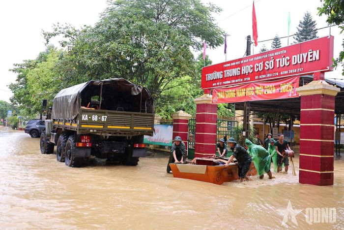 Cán bộ, chiến sĩ Quân khu 1 tham gia khắc phục hậu quả mưa lũ trên địa bàn tỉnh Thái Nguyên. Ảnh minh họa: qdnd.vn