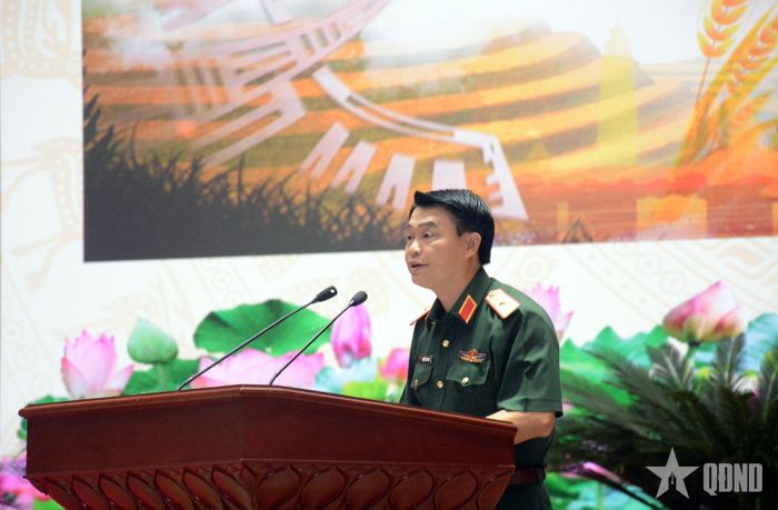 Thiếu tướng Nguyễn Duy Minh, Phó cục trưởng Cục Đối ngoại, Bộ Quốc phòng giới thiệu chuyên đề về công tác người Việt Nam ở nước ngoài. 