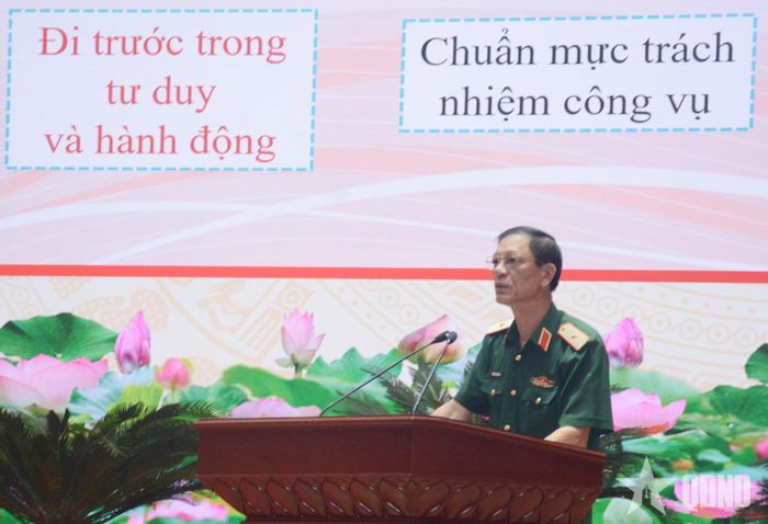  Thiếu tướng Nguyễn Ngọc Đoàn, Phó bí thư Đảng ủy Bộ Tổng Tham mưu - Cơ quan Bộ Quốc phòng, Chủ nhiệm Chính trị Bộ Tổng Tham mưu giới thiệu các chuyên đề tại hội nghị. 