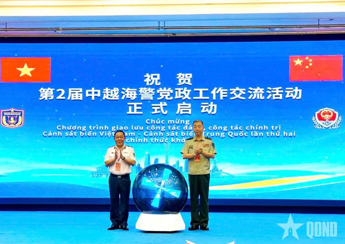  Thiếu tướng Trần Văn Hậu và Thiếu tướng Vương Tiểu Binh nhấn nút khai mạc Chương trình giao lưu CTĐ, CTCT lần thứ hai, năm 2026 giữa Cảnh sát biển Việt Nam và Cảnh sát biển Trung Quốc.  