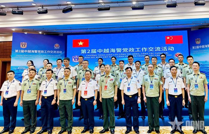Đại biểu hai lực lượng chụp ảnh lưu niệm. 