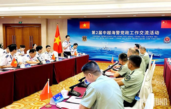 Quang cảnh hội đàm trao đổi kinh nghiệm CTĐ, CTCT giữa hai lực lượng. 