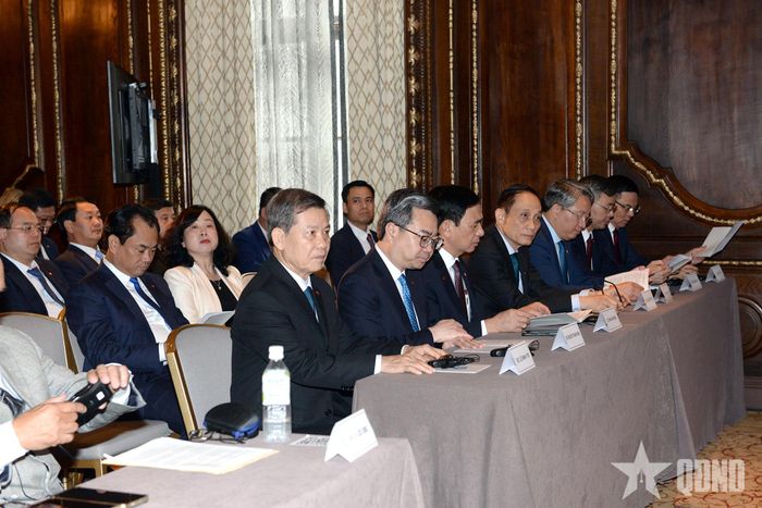Các đại biểu Việt Nam tại buổi gặp gỡ.