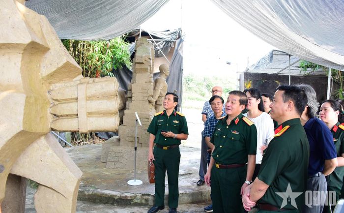  Thượng tướng Trương Thiên Tô cùng các thành viên Hội đồng tham quan phác thảo các tác phẩm nghệ thuật điêu khắc theo tỷ lệ 1:1.