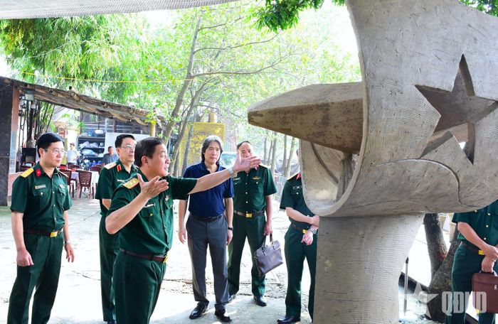  Thượng tướng Trương Thiên Tô tham quan, cho ý kiến về các chi tiết trong phác thảo tác phẩm nghệ thuật điêu khắc.  