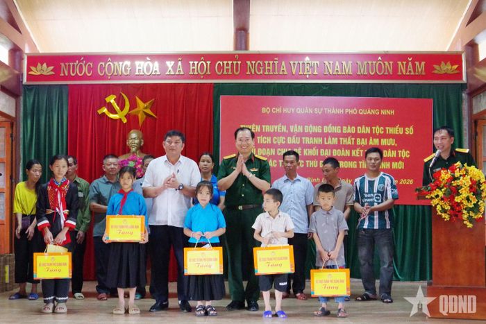 Thượng tá Nguyễn Văn Việt, Phó chính ủy Bộ CHQS thành phố Quảng Ninh phối hợp trao quà tặng các già làng, trưởng bản, người có uy tín, gia đình chính sách, học sinh và đồng bào dân tộc thiểu số có hoàn cảnh khó khăn trên địa bàn thôn Nà Éc, xã Bình Liêu trong chương trình thực hiện Đề án “Quân đội tham gia tuyên truyền, vận động đồng bào dân tộc thiểu số tích cực đấu tranh làm thất bại âm mưu, thủ đoạn chia rẽ khối đại đoàn kết toàn dân tộc của các thế lực thù địch trong tình hình mới”, tháng 9-2026.