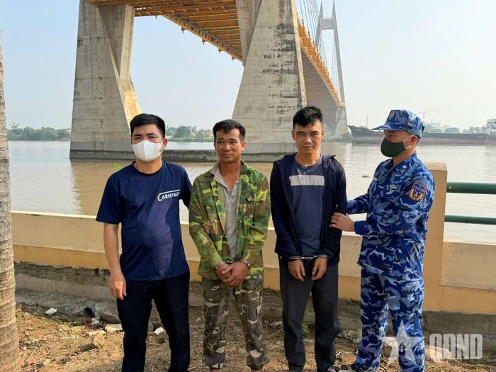 Đối tượng Lò Văn Nghĩa (thứ hai từ bên trái sang) và Đoàn Mạnh Hùng (thứ hai từ bên phải sang) tại thời điểm bị bắt giữ.