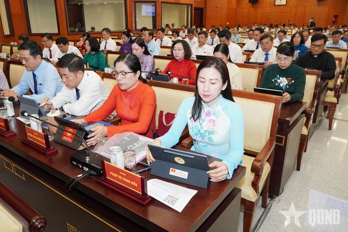  Các đại biểu tiến hành biểu quyết những nội dung tại kỳ họp.
