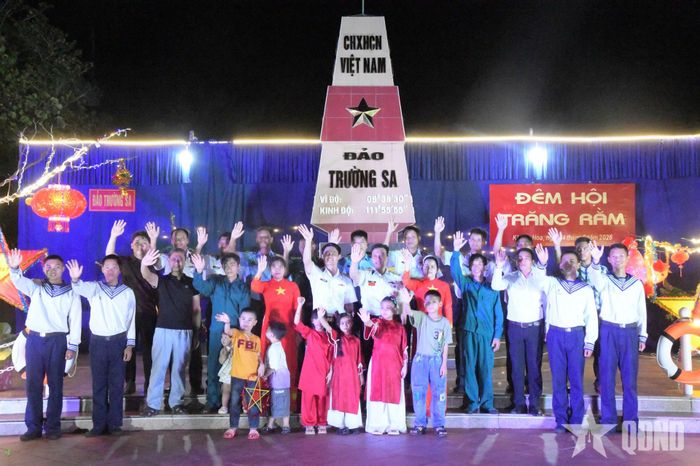  Cán bộ, chiến sĩ, nhân dân trên đảo Trường Sa luyện tập phân đoạn gửi lời chào Trung thu đến đất liền.
