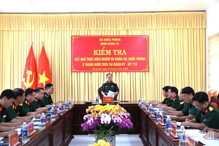 Thiếu tướng Phạm Bá Hiền chủ trì kiểm tra.