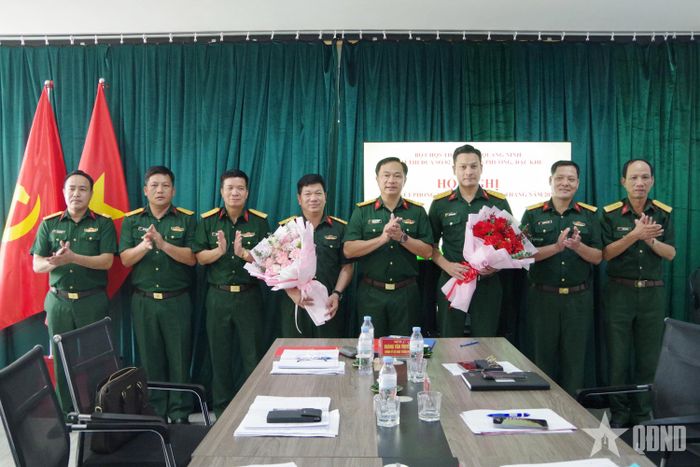 Đại tá Hoàng Văn Thuyết chứng kiến và tặng hoa chúc mừng bàn giao nhiệm vụ Khối trưởng năm 2027 giữa Ban CHQS phường Bãi Cháy (đơn vị Khối trưởng năm 2026) và Ban CHQS phường Cẩm Phả (đơn vị Khối trưởng năm 2027).
