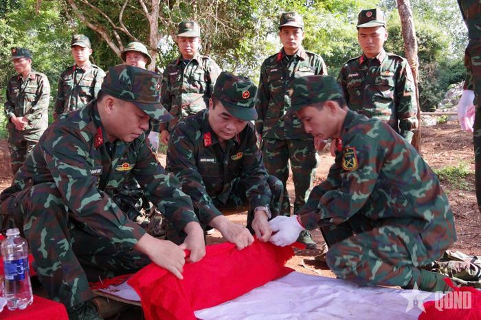 Cán bộ, chiến sĩ thực hiện công tác cất bốc hài cốt liệt sĩ tại khu vực điểm cao 685. 