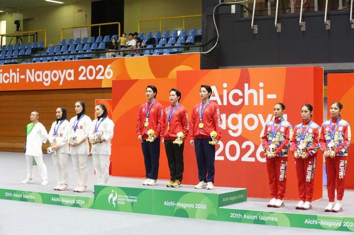 Ngọc Trâm, Ngọc Nhi, Thu Uyên hát Quốc ca Việt Nam trong khoảnh khắc nhận huy chương vàng ASIAD 20. Ảnh: BÙI LƯỢNG