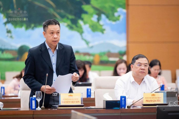 Thứ trưởng Bộ Công Thương Nguyễn Việt Sơn báo cáo tại phiên họp. 