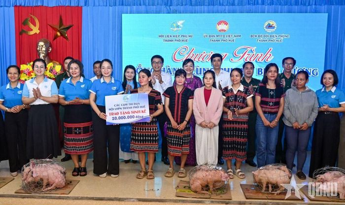  Trao mô hình sinh kế tặng các hộ gia đình xã A Lưới 5. 