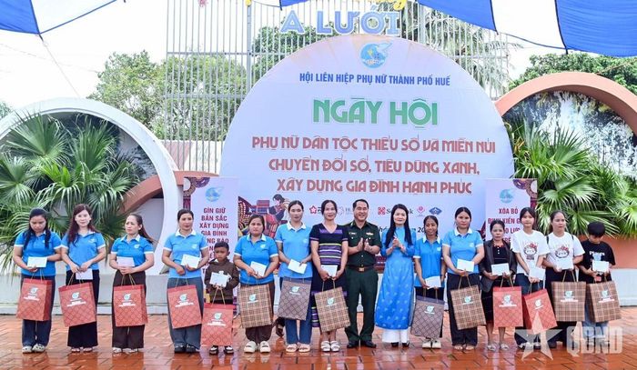  Trao quà tặng con em hội viên, phụ nữ có hoàn cảnh khó khăn tại Ngày hội tổ chức ở xã A Lưới 2, thành phố Huế.  