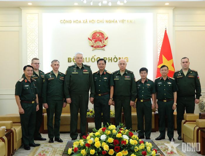 Thượng tướng Nguyễn Trường Thắng, Thượng tướng Vladimir Borisovich Zarudnitsky và các đại biểu tại cuộc tiếp.