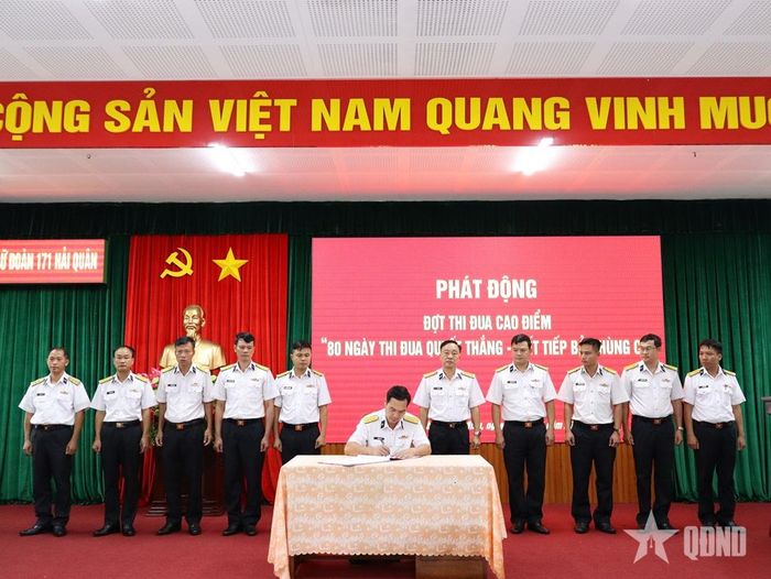 Các cơ quan, đơn vị ký kết giao ước thi đua. 