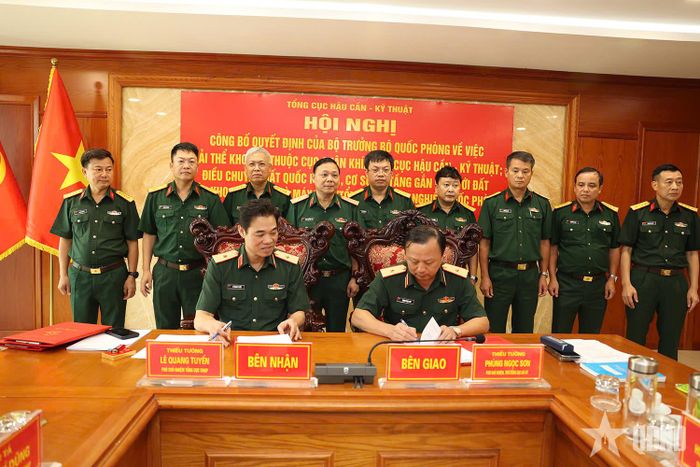 Thủ trưởng Tổng cục HC-KT và thủ trưởng Tổng cục CNQP ký bàn giao đất quốc phòng, cơ sở hạ tầng gắn liền với đất của Kho KV2 cho Nhà máy Z113.