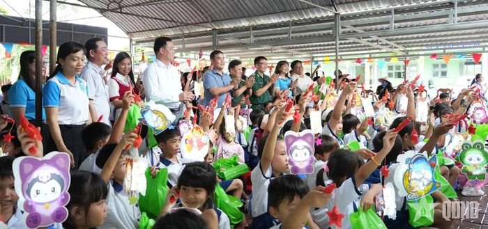  Những phần quà và đèn Trung thu được các đại biểu trao đến tay các em học sinh ở Cà Mau.