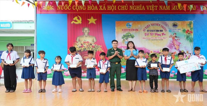  Ban tổ chức trao quà tặng 12 trẻ em tham gia chương trình “Hãy tự bảo vệ chính mình”.