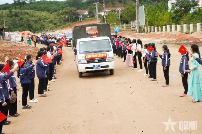 Nhân dân đón hài cốt liệt sĩ A Ngõa.