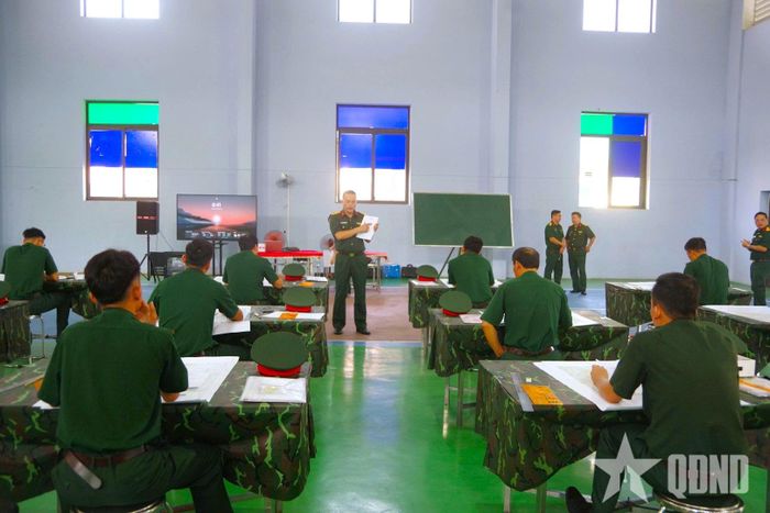 Đại diện đoàn công tác hướng dẫn nội dung kiểm tra.