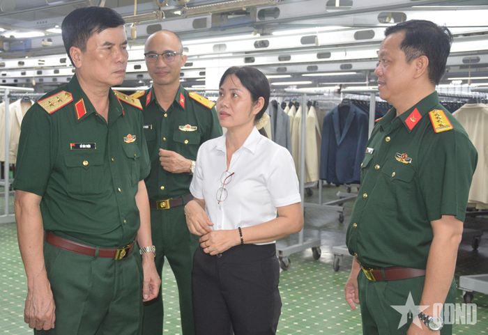 Trung tướng Đỗ Văn Thiện lắng nghe tâm tư nguyện vọng của cán bộ, nhân viên Tổng công ty 28.