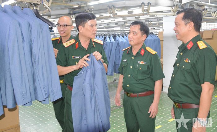 Trung tướng Đỗ Văn Thiện trao đổi với lãnh đạo Tổng công ty 28 về hoạt động CTĐ, CTCT trong sản xuất, kinh doanh.