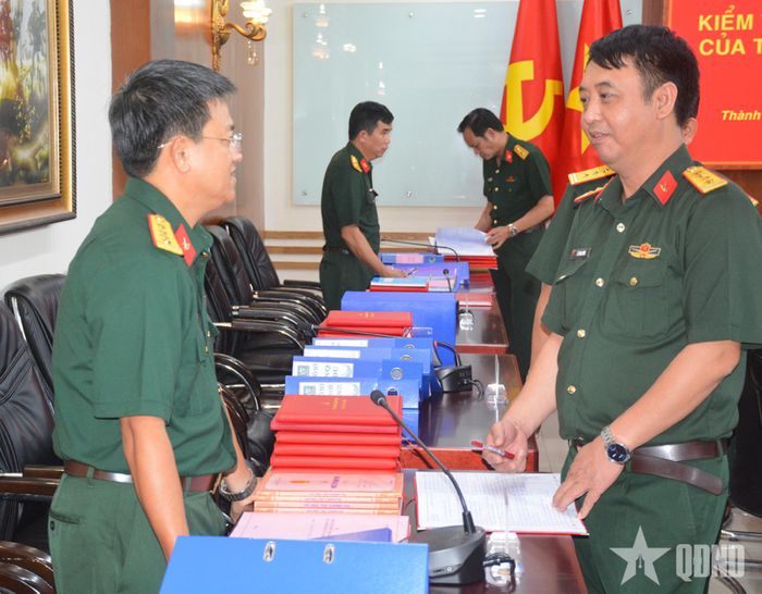 Cán bộ đoàn kiểm tra tiến hành kiểm tra sổ sách CTĐ, CTCT và trao đổi với cán bộ Tổng công ty 28.