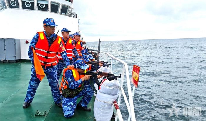  Cán bộ, chiến sĩ Vùng Cảnh sát biển 2 bắn súng AK trên biển. 