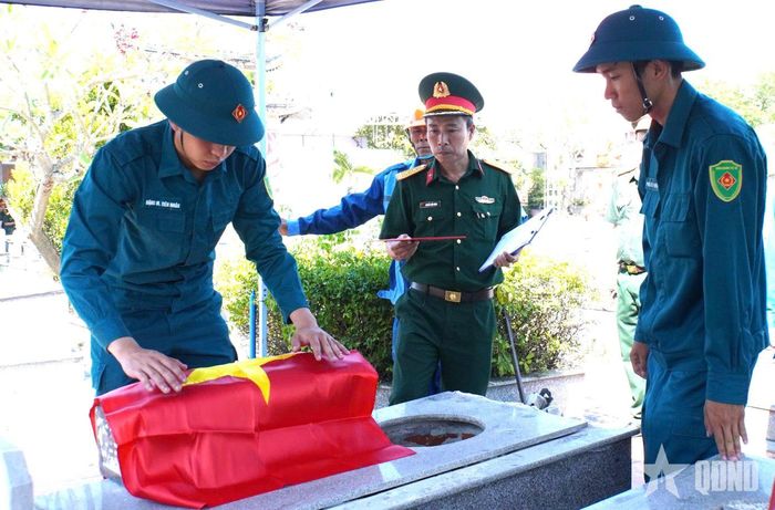 Đội lấy mẫu hài cốt liệt sĩ tại Nghĩa trang xã Duy Xuyên.