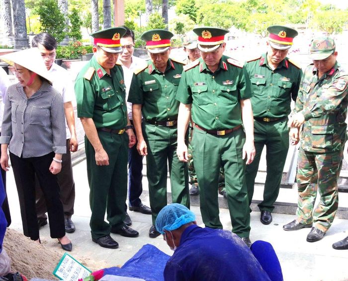 Trung tướng Lê Ngọc Hải, Ủy viên Trung ương Đảng, Tư lệnh Quân khu 5 thăm hỏi động viên, kiểm tra lực lượng làm nhiệm vụ lấy mẫu ADN tại Đà Nẵng.