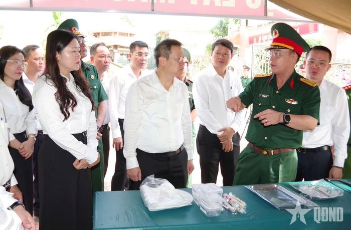 Đồng chí Nguyễn Mạnh Hùng, Phó bí thư Thành ủy, Chủ tịch UBND thành phố Đà Nẵng (người đeo kính, đứng giữa hàng đầu) kiểm tra hiện trường lấy mẫu hài cốt liệt sĩ.