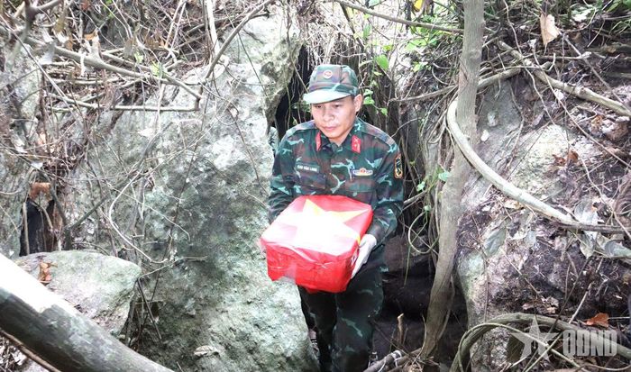 Đưa hài cốt liệt sĩ ra khỏi hang Đá Sập, TP Đà Nẵng.