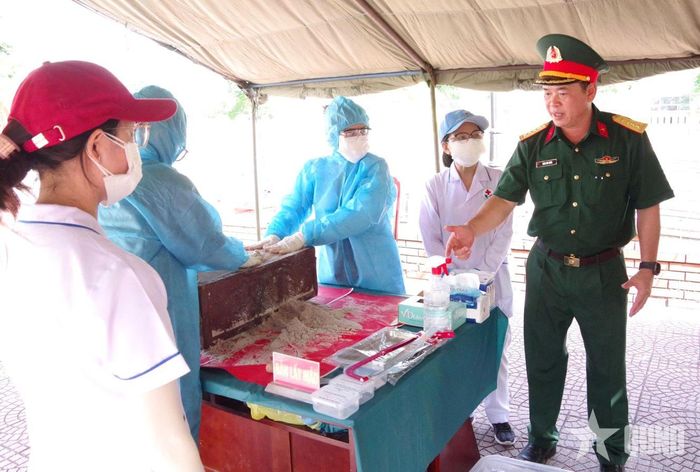 Đại tá Đinh Văn Hưng, Chính ủy Bộ CHQS thành phố kiểm tra công tác lấy mẫu ADN hài cốt liệt sĩ.